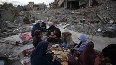 بالصور عائلة فلسطينية تتناول إفطارها خلال شهر رمضان على سطح منزلها الذي دمره قصف جوي إسرائيلي خلال حرب غزة