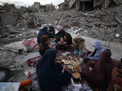 بالصور عائلة فلسطينية تتناول إفطارها خلال شهر رمضان على سطح منزلها الذي دمره قصف جوي إسرائيلي خلال حرب غزة