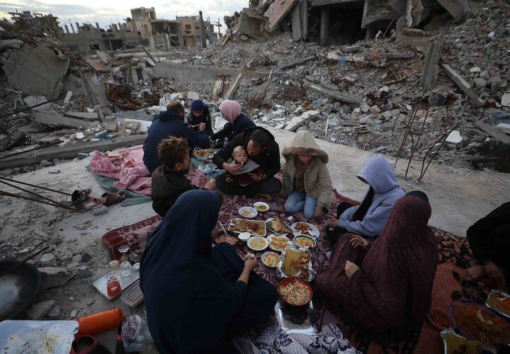 بالصور عائلة فلسطينية تتناول إفطارها خلال شهر رمضان على سطح منزلها الذي دمره قصف جوي إسرائيلي خلال حرب غزة