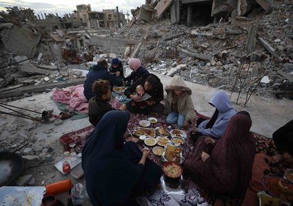 بالصور عائلة فلسطينية تتناول إفطارها خلال شهر رمضان على سطح منزلها الذي دمره قصف جوي إسرائيلي خلال حرب غزة