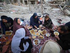 بالصور عائلة فلسطينية تتناول إفطارها خلال شهر رمضان على سطح منزلها الذي دمره قصف جوي إسرائيلي خلال حرب غزة