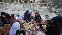 بالصور عائلة فلسطينية تتناول إفطارها خلال شهر رمضان على سطح منزلها الذي دمره قصف جوي إسرائيلي خلال حرب غزة