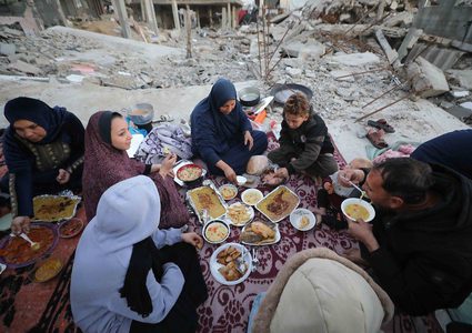 بالصور عائلة فلسطينية تتناول إفطارها خلال شهر رمضان على سطح منزلها الذي دمره قصف جوي إسرائيلي خلال حرب غزة