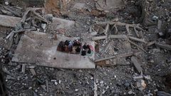 بالصور عائلة فلسطينية تتناول إفطارها خلال شهر رمضان على سطح منزلها الذي دمره قصف جوي إسرائيلي خلال حرب غزة