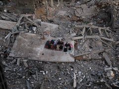 بالصور عائلة فلسطينية تتناول إفطارها خلال شهر رمضان على سطح منزلها الذي دمره قصف جوي إسرائيلي خلال حرب غزة