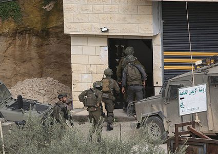 الاحتلال يعتقل 13 مواطنًا شرق قلقيلية ويشدد إجراءاته العسكرية في محيط المحافظة