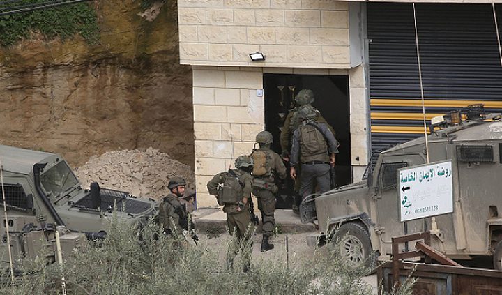 الاحتلال يعتقل 13 مواطنًا شرق قلقيلية ويشدد إجراءاته العسكرية في محيط المحافظة