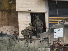 الاحتلال يعتقل 13 مواطنًا شرق قلقيلية ويشدد إجراءاته العسكرية في محيط المحافظة