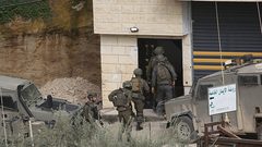 الاحتلال يعتقل 13 مواطنًا شرق قلقيلية ويشدد إجراءاته العسكرية في محيط المحافظة