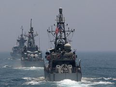 إيران تمنع السفن الأمريكية من دخول الخليج وتحذر من الاقتراب