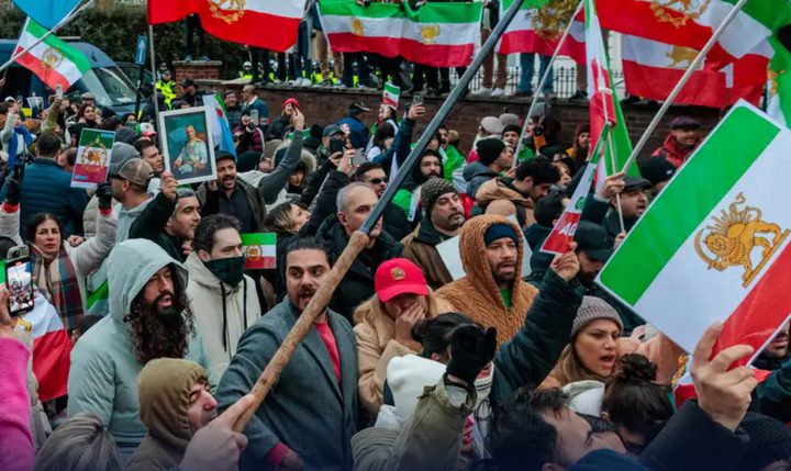 مئات المتظاهرين يقتحمون القنصلية الأمريكية في كراتشي بعد اغتيال خامنئي