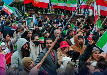 مئات المتظاهرين يقتحمون القنصلية الأمريكية في كراتشي بعد اغتيال خامنئي