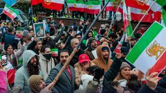 مئات المتظاهرين يقتحمون القنصلية الأمريكية في كراتشي بعد اغتيال خامنئي