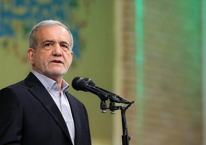 الرئيس الإيراني يتوعّد بالانتقام والآلاف يحتشدون مطالبين بالثأر لخامنئي