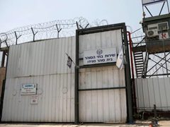 مؤسسات الأسرى: تأجيل جلسات التثبيت والاستئناف والمرافعات إلى أجل غير مسمى