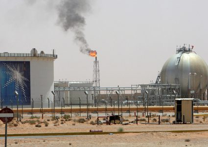 استهداف مصفاة تابعة لـ"أرامكو" السعودية بطائرة مسيرة يجبرها على تعليق عملياتها