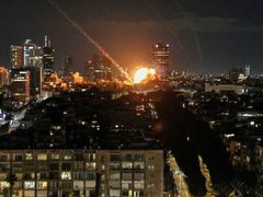 7 إصابات إحداها خطيرة جراء سقوط صاروخ إيراني قرب مستوطنة بالقدس