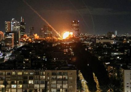 7 إصابات إحداها خطيرة جراء سقوط صاروخ إيراني قرب مستوطنة بالقدس