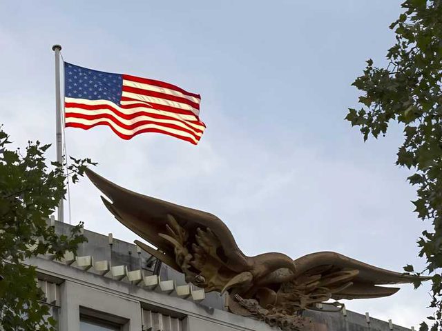 السفارة الأمريكية في الكويت تحذر مواطنيها من تهديدات صاروخية