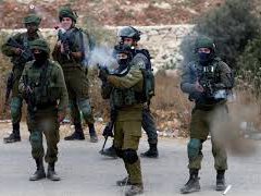 قوات الاحتلال تطلق قنابل الغاز السام خلال اقتحامها بلدة الرام