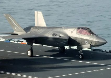 بريطانيا تعلن إرسال بارجة ومروحيات إلى الشرق الأوسط