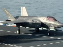 بريطانيا تعلن إرسال بارجة ومروحيات إلى الشرق الأوسط