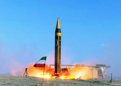 إيران تطلق 450 صاروخا و1140 مسيرة صوب قواعد امريكا بالخليج