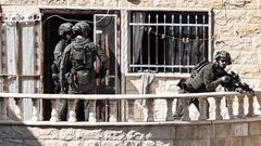 الاحتلال يحتجز عائلة في البيرة ويحول منزلها إلى ثكنة عسكرية