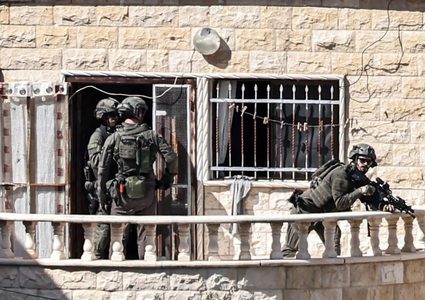 الاحتلال يحتجز عائلة في البيرة ويحول منزلها إلى ثكنة عسكرية