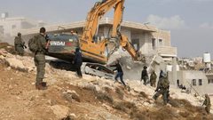 بيت لحم: الاحتلال يُخطر مواطناً بإخلاء منزل في الخضر ويعتقل شقيقين من نحالين