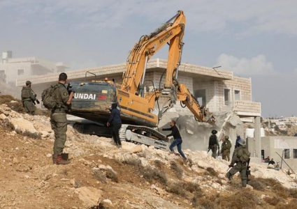 بيت لحم: الاحتلال يُخطر مواطناً بإخلاء منزل في الخضر ويعتقل شقيقين من نحالين