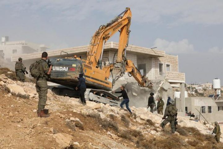 بيت لحم: الاحتلال يُخطر مواطناً بإخلاء منزل في الخضر ويعتقل شقيقين من نحالين