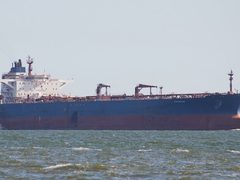 انخفاض حركة ناقلات النفط عبر مضيق هرمز بنحو 90%