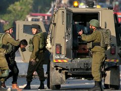 الاحتلال يشن حملة اعتقالات طالت 13 مواطنا غرب رام الله