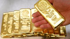 الذهب يرتفع بدعم من الطلب على الملاذ الآمن وتراجع الدولار