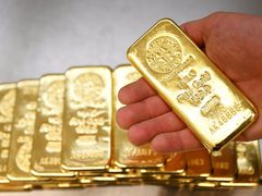 الذهب يرتفع بدعم من الطلب على الملاذ الآمن وتراجع الدولار