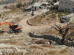 الاحتلال يواصل شق طريق استيطاني شرق طمون جنوب طوباس