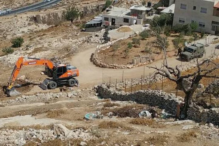 الاحتلال يواصل شق طريق استيطاني شرق طمون جنوب طوباس