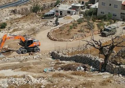 الاحتلال يواصل شق طريق استيطاني شرق طمون جنوب طوباس