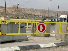 الاحتلال ينصب بوابة حديدية عند مدخل قريتي بردلة وكردلة بالأغوار الشمالية