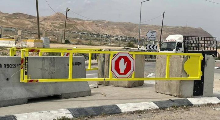 الاحتلال ينصب بوابة حديدية عند مدخل قريتي بردلة وكردلة بالأغوار الشمالية