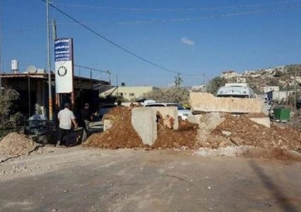 الاحتلال يغلق مدخل قرية الطيرة بالسواتر الترابية
