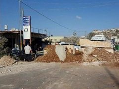 الاحتلال يغلق مدخل قرية الطيرة بالسواتر الترابية