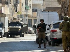 الاحتلال يعتقل مواطنا ونجله من برقين ويقتحم بلدات عدة في جنين