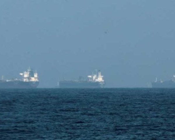 إيران تعلن ضرب ناقلة نفط في مضيق "هرمز" وتتوعد القوات الأمريكية