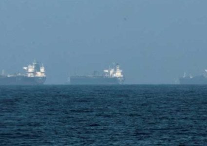 إيران تعلن ضرب ناقلة نفط في مضيق "هرمز" وتتوعد القوات الأمريكية