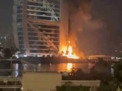 البحرين: حريق في المنامة نتيجة "ضربات إيرانية" وأضرار مادية بعد انفجارات"