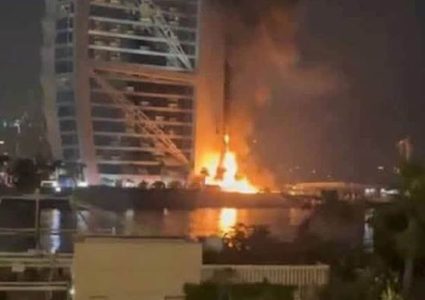 البحرين: حريق في المنامة نتيجة "ضربات إيرانية" وأضرار مادية بعد انفجارات"