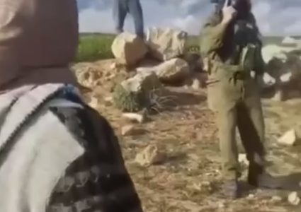 استشهاد شاب وإصابة شقيقه برصاص مستوطنين بمسافر يطا جنوب الخليل