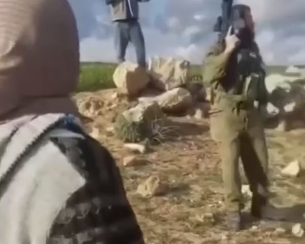 استشهاد شاب وإصابة شقيقه برصاص مستوطنين بمسافر يطا جنوب الخليل